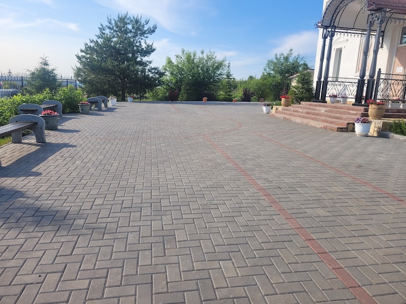 Укладка брусчатки на участке в Ижевске